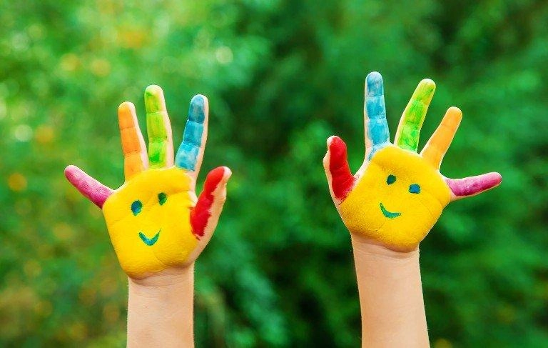 kolorowe pomalowane dziecięce dłonie